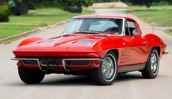 От седемте превозни средства от колекцията на американския актьор Дон Джонсън купето Corvette с разделени прозорци от 1963 г. е това, което буди по-специално внимание в навечерието на търга в Далас. Моделът с четиристепенна ръчна скоростна кутия с двигател с мощност 300 конски сили (к.с.) не разполага със сервизна документация, която е нещо обичайно за търговете, нито има снимка на двигателния отсек &ndash; необичаен пропуск предвид големия интерес към този автомобил.